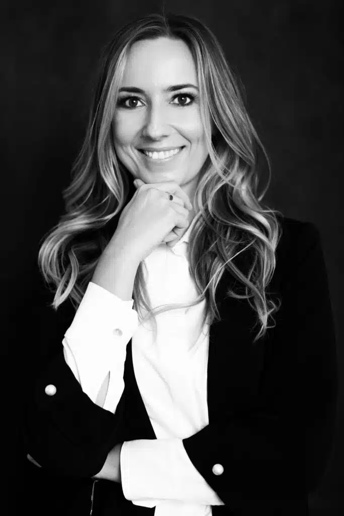 Czarno białe zdjęcie kobiety - adwokat Lilianny Kasprzyk